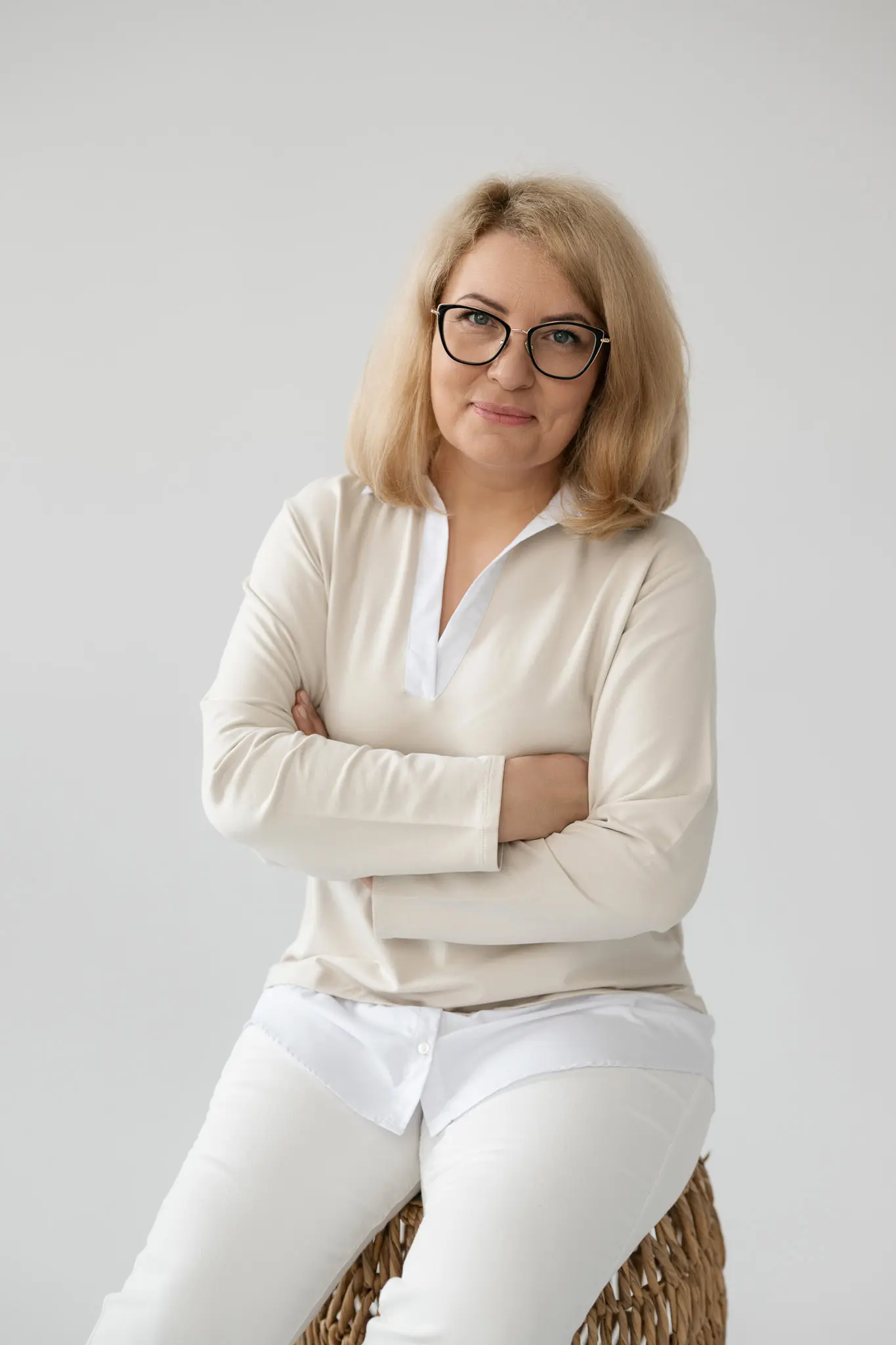 Portret uśmiechniętej specjalistki od leczenia bólu i dolegliwości, symbolizujący profesjonalne wsparcie w odzyskaniu życia bez cierpienia.